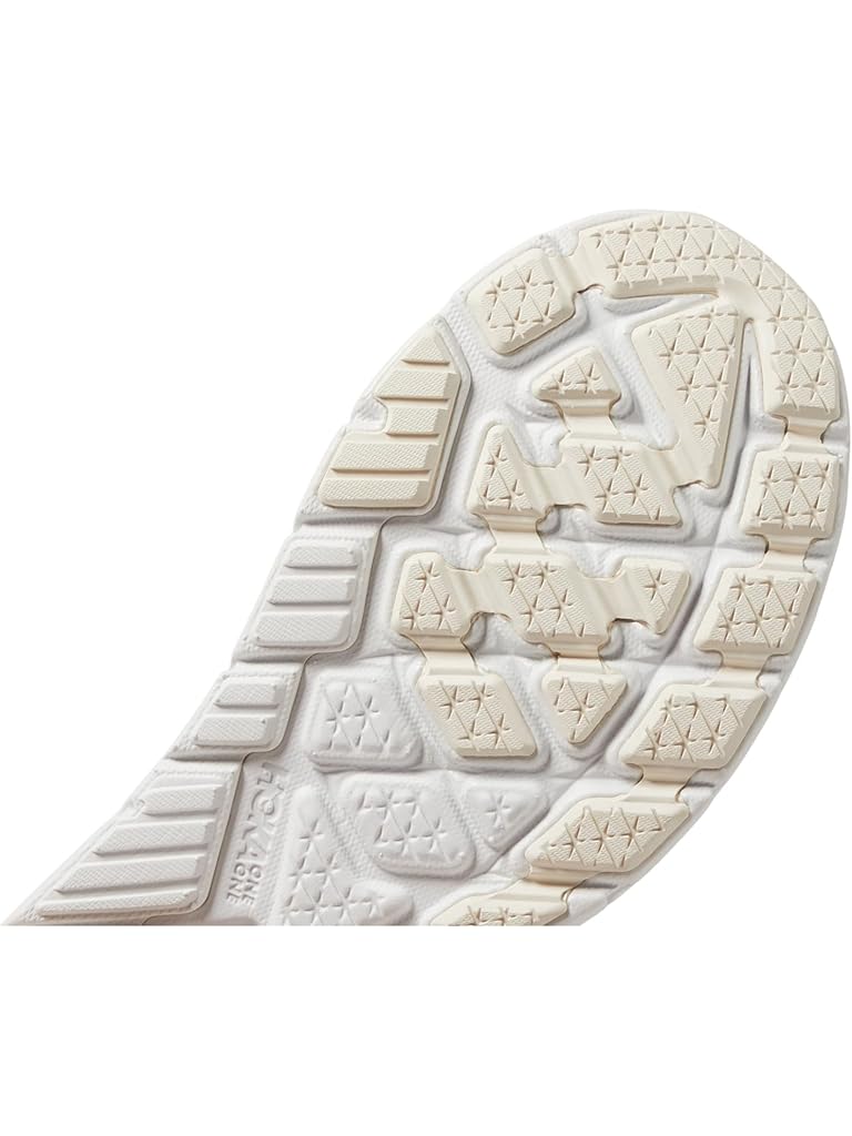 White Hoka Arahi 7